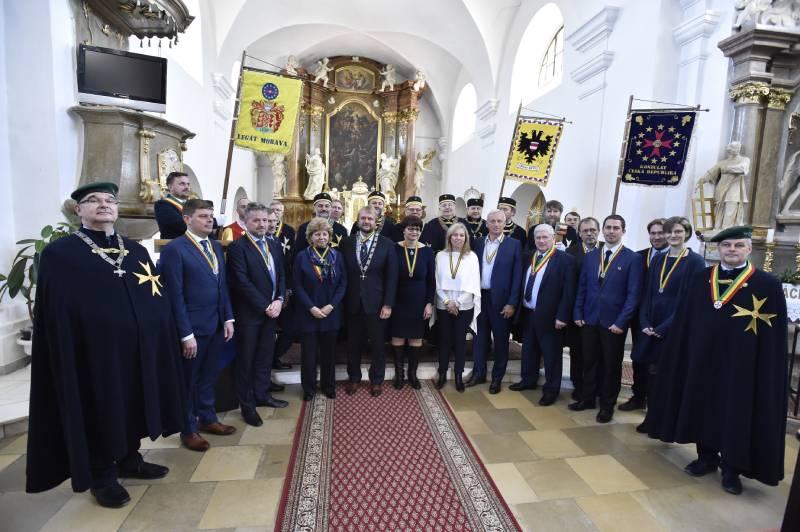 Rytířská slavnost s charitativní aukcí vín se konala ve Velkých Pavlovicích